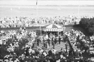 Travemünde: Cafégarten vor dem Casino, von oben mit Promenade und Meer