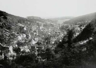 Ruhla, Stadtansicht : Ruhla. Stadtansicht von Norden (mittlerer Ortsteil mit beiden Stadtkirchen und der Bardenheuerschen Fabrik). Blick vom Bermer das Erbstromtal aufwärts