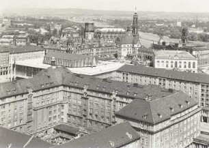 Dresden. Blick vom Rathausturm nach Nordwesten über Ernst-Thälmann-Straße und Kulturpalast Richtung Schloß