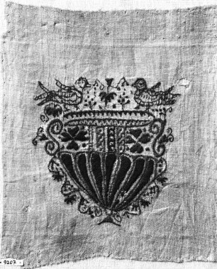 Gewebefragment mit Vögeln auf Vase