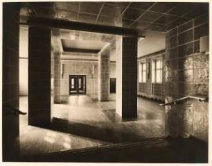 Reichsversicherungsanstalt für Angestellte, Berlin-Wilmersdorf Erweiterung: Innenansicht Eingangshalle