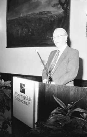 Freiburg: Kaufhaussaal; Ansprache: Vizepräsident des deutschen Marketing V. Wilhelm Zundler