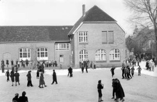 Bückeburg : In Bückeburg, Schulhof Gymnasium Adolfinum (Turnhalle)