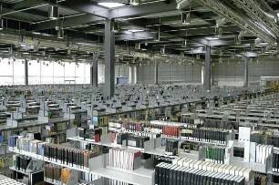 Bürogebäude; Freihandbereich : Sächsische Landesbibliothek - Staats- und Universitätsbibliothek Dresden, Bereichsbibliothek DrePunct. Regale im Freihandbereich