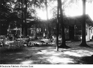 Waldrestaurant : Waldgaststätte, Musiker im Gastgarten