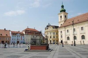 Sibiu - Ansicht aus der Altstadt : Neugestalteter Marktplatz mit Brunnen, katholischer Stadtkirche recht und Stadthaus Mitte, Sibiu, Kulturhauptstadt Europas 2007, Siebenbürgen, aufgenommen in Sibiu 2007