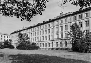 Dresden-Südvorstadt, Friedrich-List-Platz 1. Hochschule für Verkehrswesen "Friedrich List" (heute: HTW; 1954-1960, R. Paulick). Seitenflügel