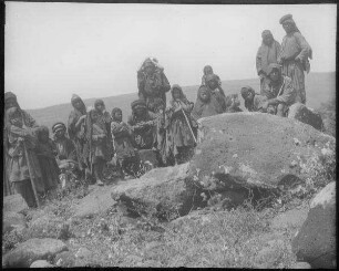Beduinen an 1 Dolmen nördl. v. Bethsaida [Et-tell]