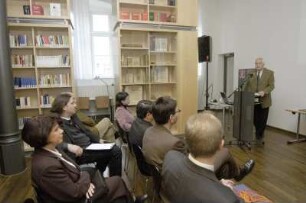 Übergabe von Büchern an Sächsisches Landesgymnasium Sankt Afra Meißen durch Dr. Thomas Bürger (SLUB) im Beisein von Staatssekretär Dr. Frank Schmidt (SMWK) und Schulleiter Dr. Werner Esser