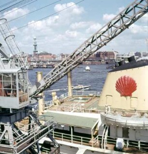 Hamburg. Hafen. Blick über die Norderelbe Richtung Landungsbrücken und Michel