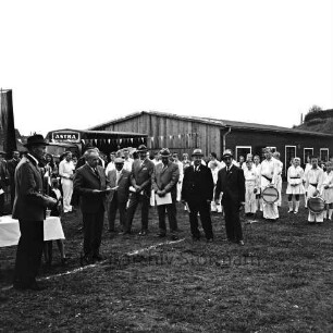 Sport- und Schützenverein (SSV) Pölitz e.V.: 40-jähriges Jubiläum: Ehrung der Mitbegründer Gustav Appel, Heinrich Wessendorf, Hans Wessendorf, Heinrich Bruhns, Heinrich Prahl, Henri Wolgast durch Vorsitzenden Kurt Riemann: dahinter Oldesloer Spielmannszug "Union": im Hintergrund Schießhalle