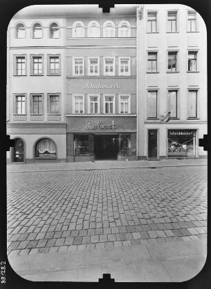 Gera, Große Kirchstraße 5. Wohnhaus mit Laden "Schuhwaren Lobert". Straßenfront
