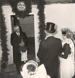 Hochzeit in Leopoldschenke : Gesellschaftliche Volkskultur - Sitten im Laufe des menschlichen Lebens - Hochzeit. Ort: Lejpold / Leopoldschenke. Der Hochzeitsbitter begrüßt das Brautpaar nach der Trauung.