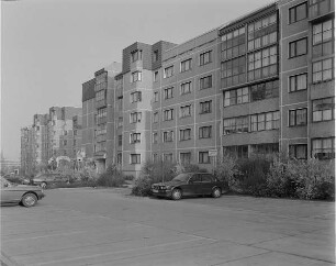 Umgestaltete DDR-Neubauten. Wohnhauszeile