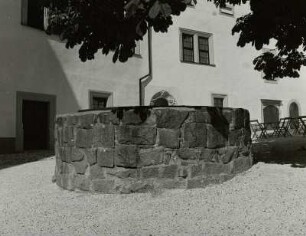Glauchau, Schloss Hinterglauchau, Innenhof mit Brunnen