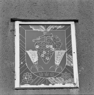 Coswig, Clubhaus : Coswig. Clubhaus (heute Börse Coswig), Ernst-Thälmann-Straße 29. Fensterbild "Stadtwappen"