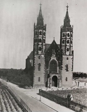 Worms. Ansicht der Westfassade der im 13 Jh. errichteten gotischen Liebfrauenkirche. Die in unmittelbarer Nähe gelegenen kultivierten Weingärten und ihr Wein erhielten ihren Namen von der Kirche - die "Liebfrauenmilch"