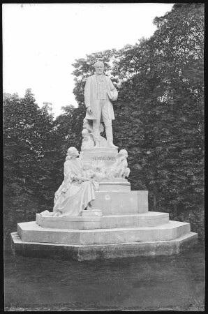 Budapest. Ignaz-Semmelweis-Denkmal (1906) : Budapest. Denkmal für den Hygieniker Ignaz Semmelweis (1906; Alajos Strobl) auf dem Elisabethplatz