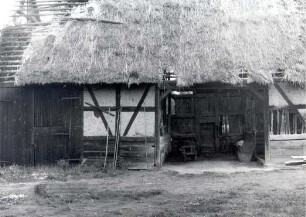 Wirtschaftsgebäude in Kolkwitz : Bauwesen - Wirtschaftsgebäude und Gehöfte. Ort: Gołkojce / Kolkwitz. Schulstraße Haus Nr. 3, Fachwerkscheune, teilweise gebohlt mit Strohdach (Ausschnitt).
