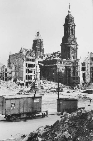 Dresden. Altmarkt mit Siegesdenkmal, Kreuzkirche und Rathausturm
