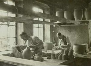 Töpferei, Drehen v. Flaschen und Kochtöpfen, Fa. Mirisch, Pulsnitz