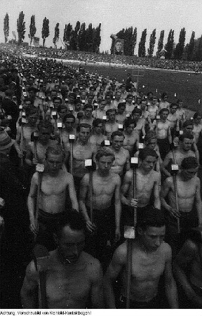 Leipzig. 3. Parlament der Freien Deutschen Jugend (FDJ). Sportübungen und -veranstaltungen im Jahn-Stadion, Pfingsten 1949