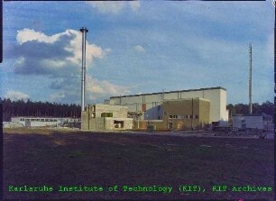 Außenansicht der Wiederaufarbeitungsanlage Karlsruhe (WAK), von Südwesten