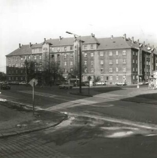 Dresden-Mickten, Rietzstraße 58/56/Bunsenstraße 26. Wohnanlage (Wohnungsbaugenossenschaft für Dresden und Vororte e.G.m.b.H; 1928). Ansicht von der Lommatzscher Straße von Südosten