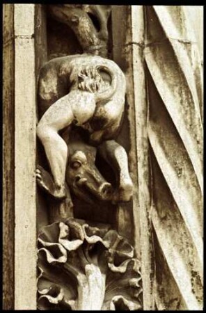 Lausanne: Plastik an einer Säule am Eingang der Kathedrale
