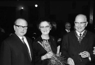 Freiburg: Kaufhaussaal; Großes Bundesverdienstkreuz für Colmars Oberbürgermeister Joseph Rey; Gruninger, Mme. Rey, Oberbürgermeister Joseph Rey