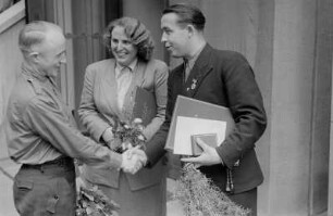 Tag des Lehrens, Auszeichnung der Verdienten Lehrer des Volkes in der Deutschen Staatsoper Berlin : Gratulationsszene