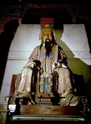 Männliche Sitzfigur (vielleicht ein Kaiser) : Männliche Sitzfigur (vielleicht ein Kaiser). Holz, geschnitzt, bemalt. Chengdu (China)