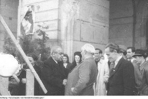 "Volksbegehren für Einheit und gerechten Frieden". Dresden, Karl-Marx-Platz (Palaisplatz). Professor Dr. Kastner, Liberaldemokratische Partei Deutschlands (LDPD), Mitglied des Vorstandes, auf der Großkundgebung vor dem Japanischen Palais (links), 1947