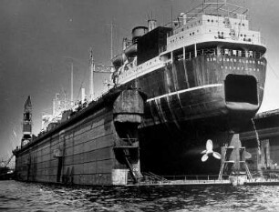 Hamburg. Das norwegische Walfabrikschiff "Sir James Clark Ross" im Trockendock einer Werft