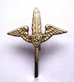 Stenographenabzeichen Geflügelte Feder (mit langer Nadel) : Sammlung Beinhorn. Stenographenabzeichen Geflügelte Feder (Geflügelte Feder mit Aufschrift "S", mit langer Nadel). Metall; Maße (ohne Nadel) 17 x 18 mm (um 1900). Dresden: SLUB R c 0303