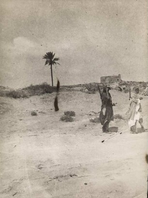 Tuareg-Krieger : Zwei Krieger der Tuareg beim Abmarsch.