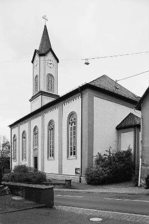 Ev. Sankt Alban-Kirche mit zwei Ehrenmälern; Usingen, Usinger Straße