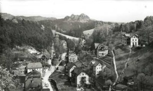 Rathen-Niederrathen. Ortsteilansicht mit Waltersdorfer Straße. Blick nach Osten gegen den Gamrig