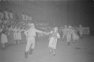 Sorbisches Jugendensemble der Sorbischen Oberschule Bautzen. : Prěnja serbska kulturna brigada Serbskeje wyšeje šule w Budyšinje.
