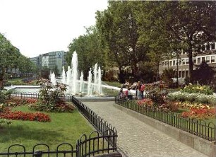 Hansjakob, Gottfried; Köln; Westliche Ringstraße - Kaiser-Wilhelm-Ring, Wasserbecken mit Springbrunnen und Schmuckbepflanzung (Südwest-Ansicht)