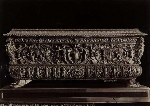 552. Coffre en bois sculpté, style de la Renaissance italienne (au Musée archéologique de Madrid).