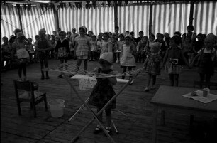 Abschlußfeier im Rahmen der Erholung für Kleinkinder im Waldheim der Arbeiterwohlfahrt.