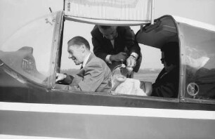 Freiburg: Flugplatz, evangelischer Landesbischof Heidland im Flugzeug