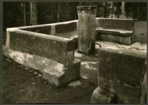 Guter Brunnen. Brunnenstock: h=1,67m. Bänke: h=0,88m-0,31m. b=0,30m. Rücken=0,30m