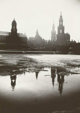 Dresden, Blick vom Neustädter Elbufer auf die Altstadt bei Eisgang