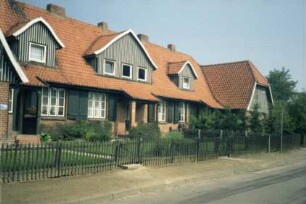 ehemaliges Gut Trenthorst-Wulmenau: Scharberg 3: traufständiges Mehrfamilienwohnhaus für Landarbeiter: Straßenfront mit Eingangstüren