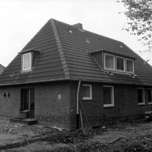 Dorfstraße: Schullandheim "Heinrich-Sahrhage-Haus": Neubau eines Mädchenhauses vor Fertigstellung: vorn unbefestigte Außenanlage