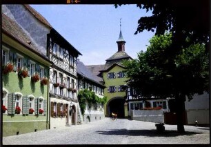 Burkheim: Hauptstraße mit Tor