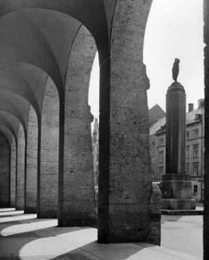 München. Ludwig-Maximilians-Universität (1835/1840; F. von Gärtner und 1906/1909). Offene Eingangshalle