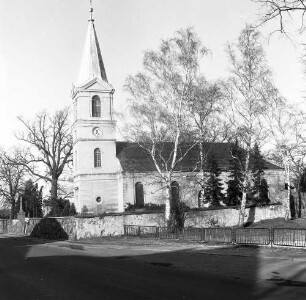 Ahrensfelde, Dorfstraße. Dorfkirche (1768, 1875/1876 vergrößert). Straßenansicht von Süden